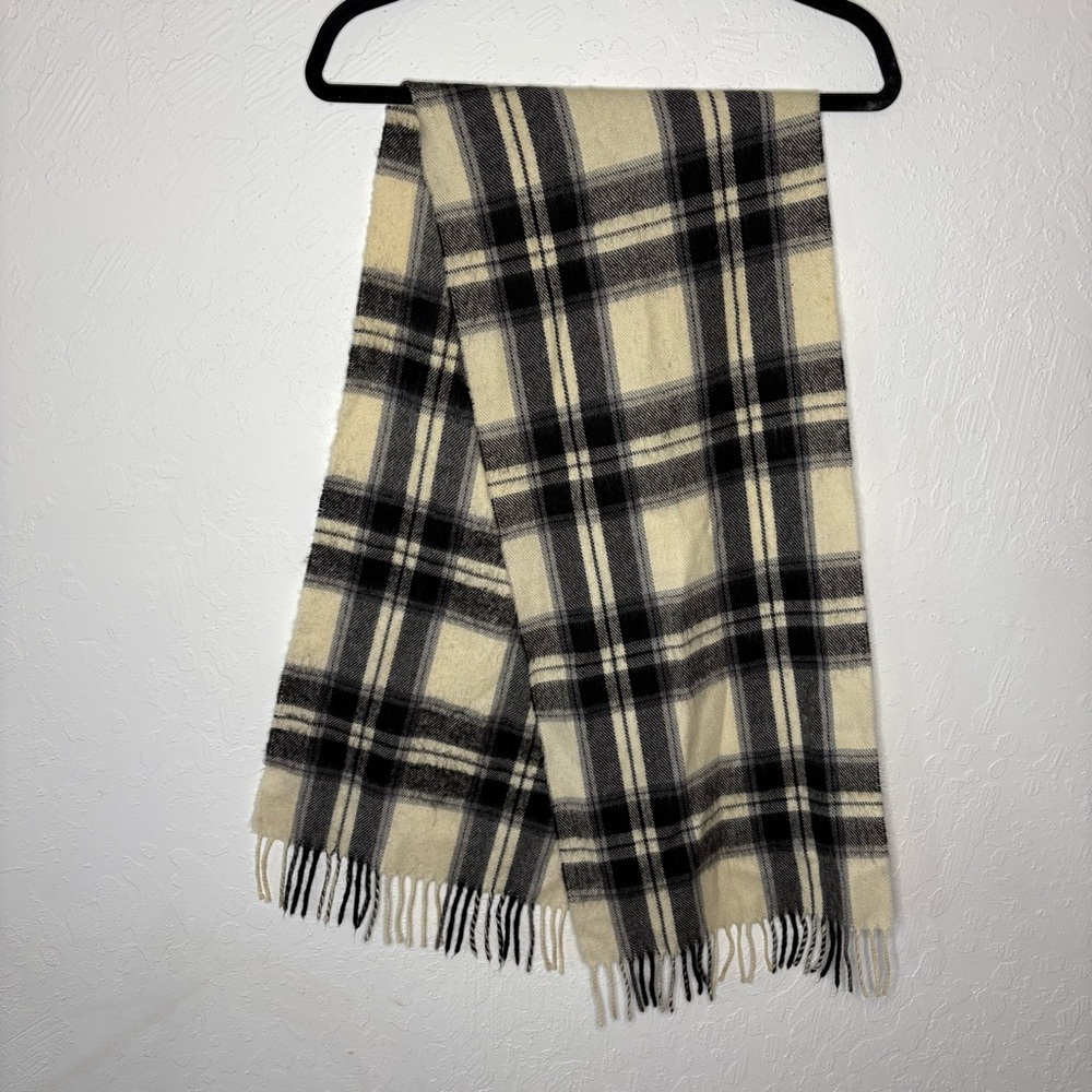 Amanda Smith 100% Wool Plaid Black White Scarf Fringe Made in Japan 56” X 12.25”